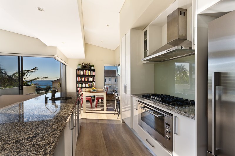 Calle Pedregal Colonia los Robles cocina con acabados de madera y granito