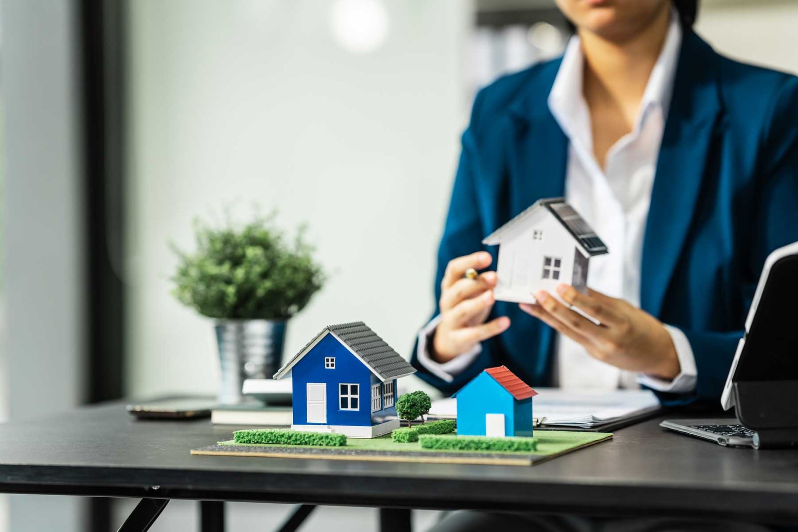 Agente de bienes raices analizando un caso sobre una venta