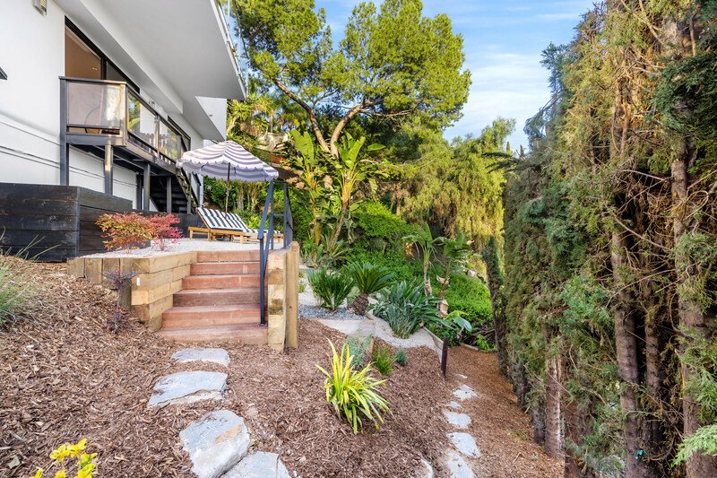 casa con jardin y camino empredado