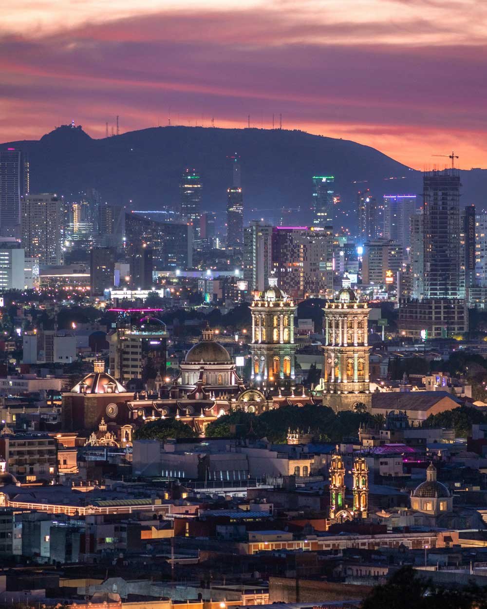 Sobre nosotros atardecer en la ciudad de Puble, mexico
